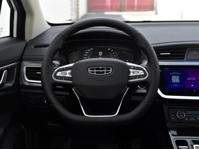 坐进车里,帝豪gs内饰设计走了优雅大方的路线,配合银色饰物,看上去