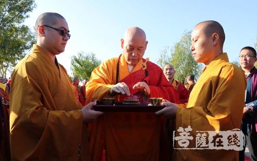 中国佛教协会副会长,普陀山佛教协会会长,普济禅寺方丈道慈大和尚拈香