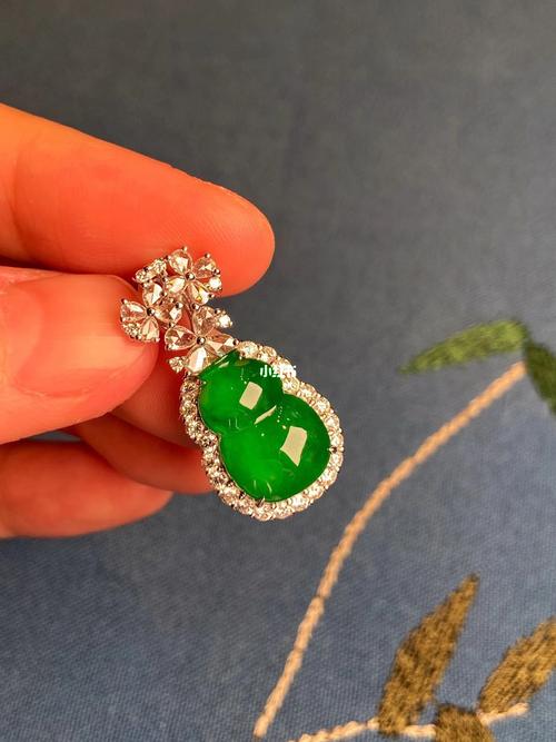 18k白金钻石镶嵌翡翠葫芦吊坠_吊坠_钻石镶嵌_翡翠葫芦吊坠_时尚_配饰