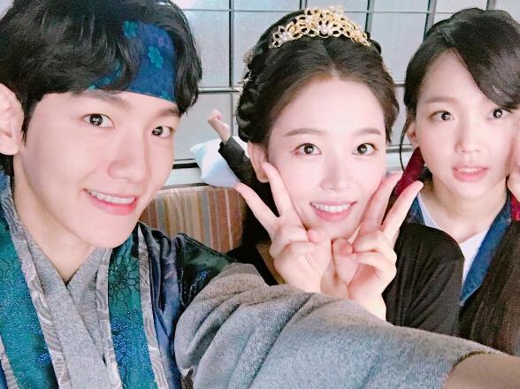 《步步惊心:丽》李准基iu伯贤等有爱合照 卖萌搞怪相处融洽【组图】