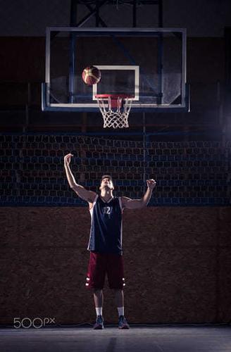 一名年轻的篮球运动员,在空中投篮