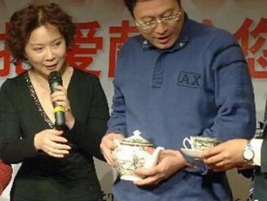 58岁蔡明近照:满脸沧桑,丈夫退居幕后恩爱如初