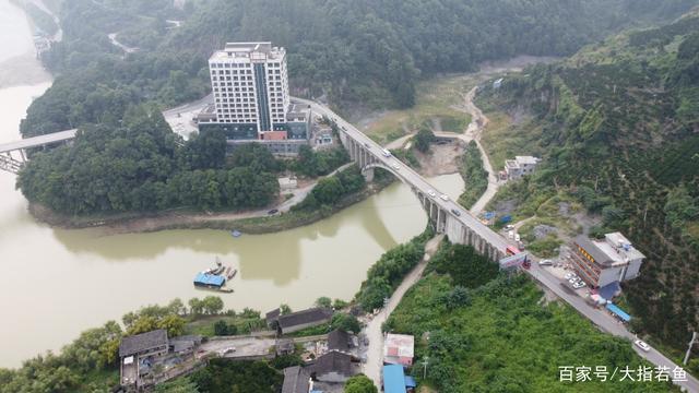航拍湘西自治州芙蓉镇边的酉水河
