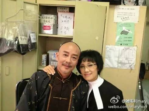1989年再与无线电视配音演员杜燕歌结婚,而近几年杜燕歌也开始走向幕