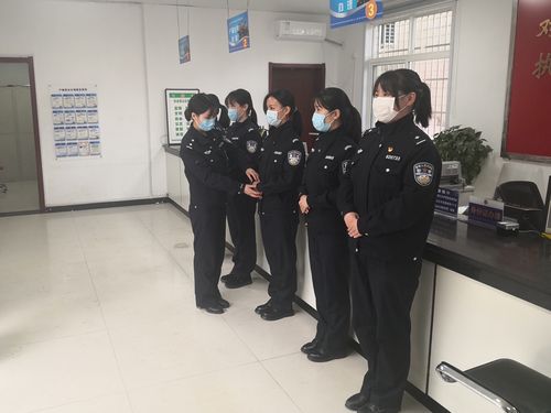 户籍窗口民,辅警统一着冬执勤服上岗,注意警容风纪.