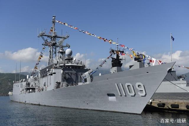 长春舰高雄外海严阵以待左营军港休想进出台成功级护卫舰紧跟