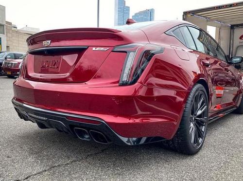 配6.2升v8动力,马力640匹,凯迪拉克ct5v黑翼版实车