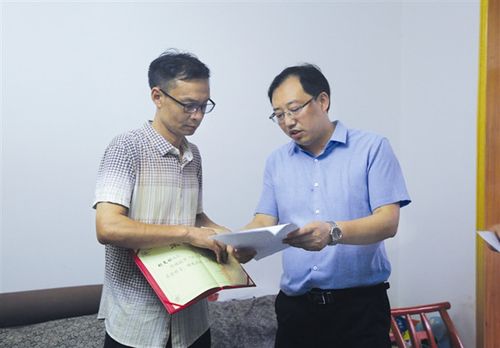 文明动态  兴山县副县长,公安局长任忠良为胡文刚(左)颁发获奖证书及