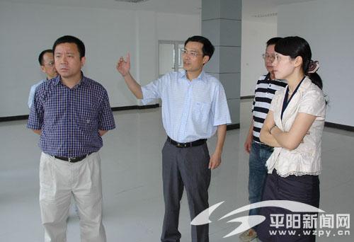 县长黄安波出席汇报会,副县长汤筱疏陪同调研.