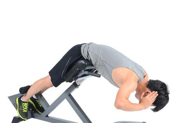 利用罗马椅进行山羊挺身,对身体有很好的锻炼效果