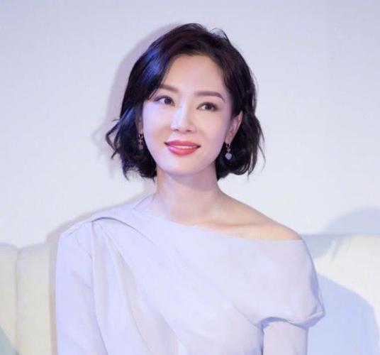 陈数波波头搭配碎花连衣裙,尽显知性优雅,至少年轻20岁!