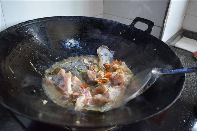 里煮 ,使调料的香味充分入味,盖上锅盖焖煮五分钟,期间要加水避免烧焦