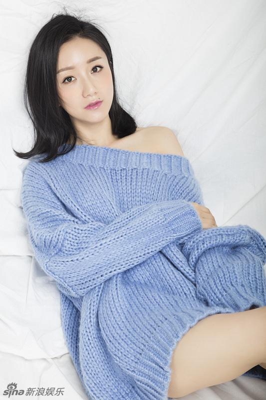 3 / 7 新浪娱乐讯 近日,李倩一组个人写真曝光,写真中李倩身穿宽松