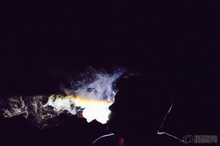 黑夜中抽烟的人
