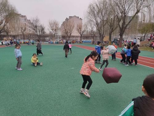 孩子们快乐的户外时光——玩沙包