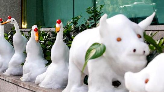 朋友圈堆雪人大赛开启最牛的绝对还是这位银行保安