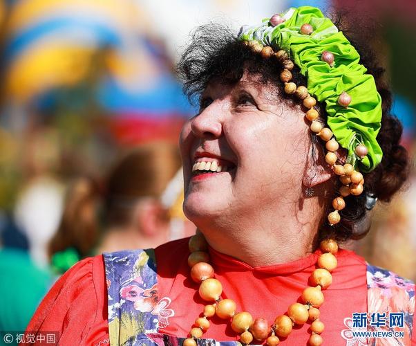 俄罗斯庆祝洋葱节 奇葩"洋葱"饰品超吸睛(图)-新闻-北国网