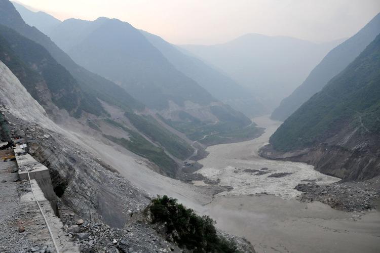 四川汉源发生山体垮塌 阻断大渡河