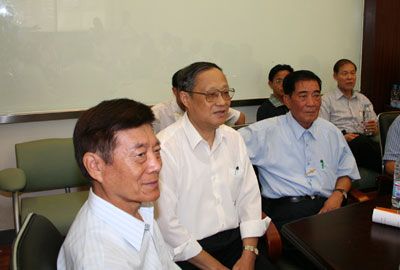 台湾退役将领抗战史迹参访团参观四行仓库