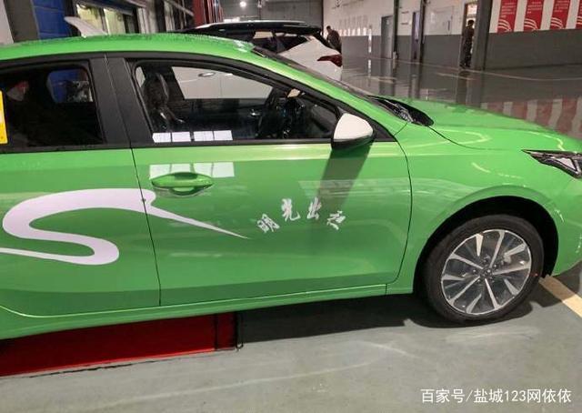 盐城新一代出租车,全车身都是绿色,你们觉得起美吗?