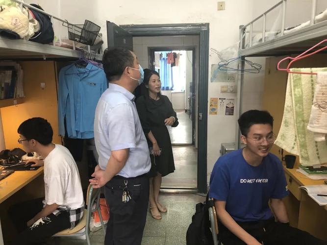 瑶湖学院领导走访学生寝室-南昌工程学院·瑶湖学院