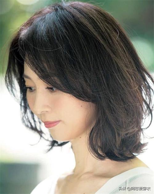 会烫发才不显老给40岁以上女人的发型建议色浅卷大齐肩