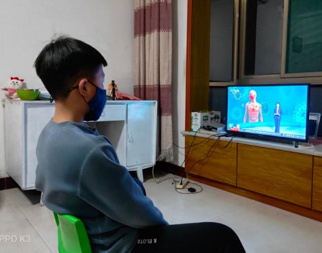 看电视了解预防新冠肺炎的常识