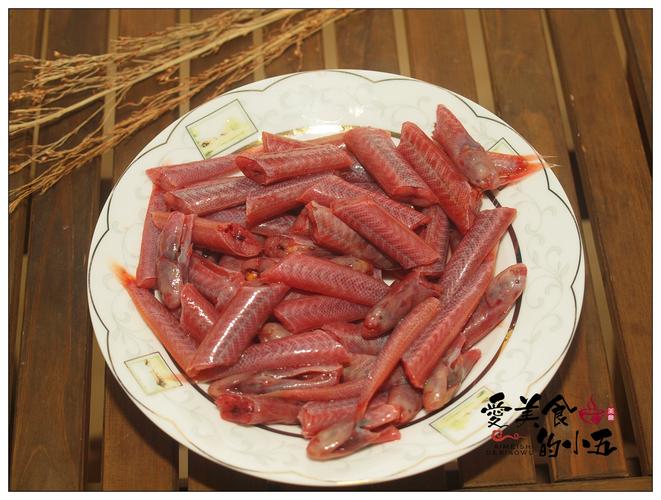 赤领鱼焖菜脯的做法