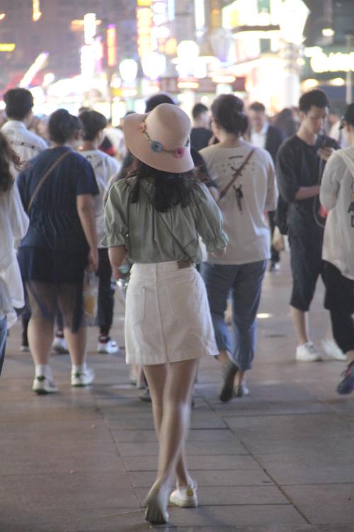 青岛一夜入夏,短裙美女扎堆逛街成靓丽风景线