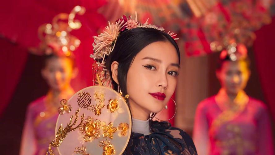 12月27日,angelababy最新中国风造型曝光,照片中的baby头戴古风装饰