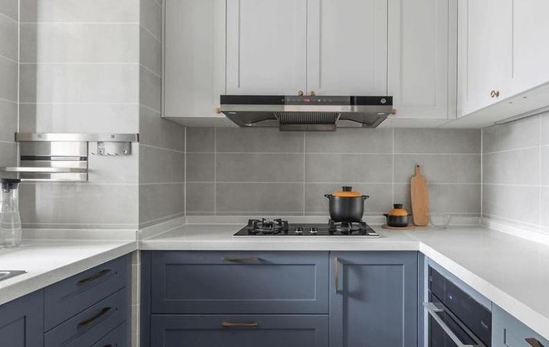 厨房,地柜和吊柜的分色处理,看上去克制又有趣,偏冷调的色彩带来干净