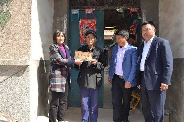 平邑白彦为2000余户家庭悬挂"光荣之家"门牌!