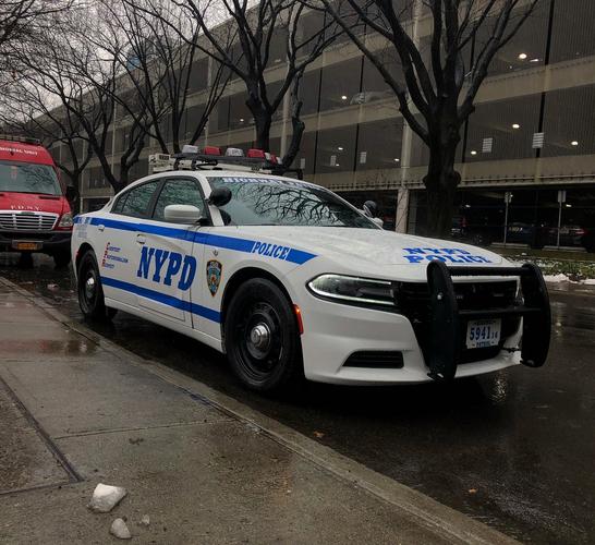 此外,有的便衣警车上面也会有.