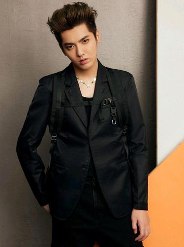 吴亦凡造型,身穿黑色西装外套搭配工装风背带马甲,潮