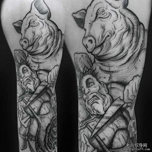 男人匕首猪纹身图案