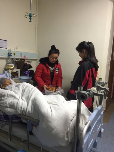 百岁老人,生平第一次住院,安全挺过人生中最后一次骨折的手术(题记:老