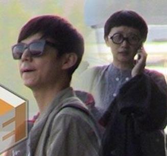 后来何炅与王菁相恋,王菁比何炅年龄要大上三岁,可以说是姐弟恋,但是