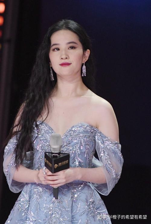 刘亦菲难逃"中年发福",身材圆润差点认不出,颈纹明显太真实