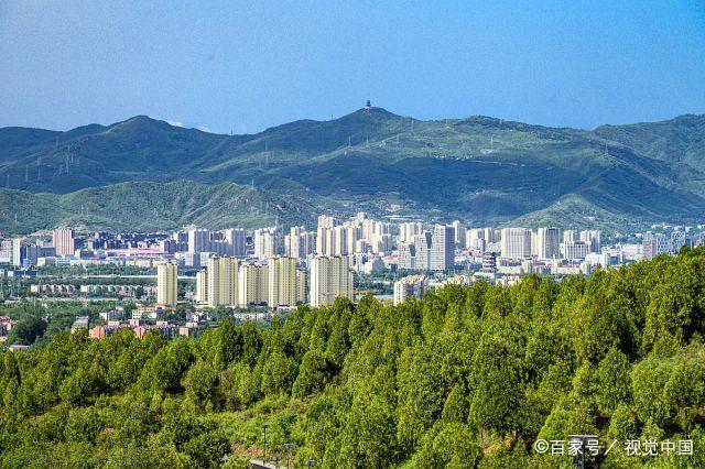 北京,雨过天晴,在北京石景山慈善寺山上远望城市景色,蓝天白云景色