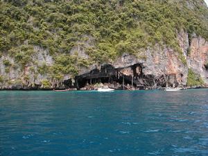 > 查看版本  燕窝洞在苍南县望里镇大蜥山西南半坡,入口处为龙泉寺,即