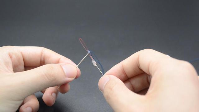 穿针线困难不用愁,教你实用穿针技巧,方法又快又准,早