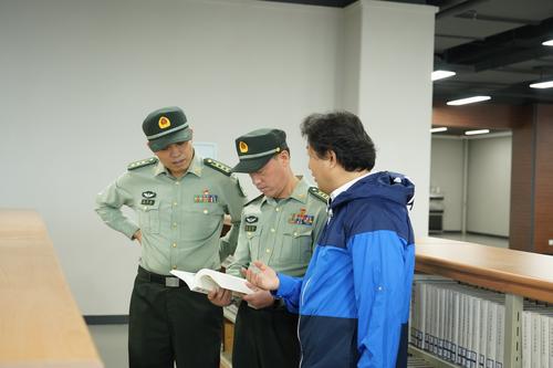 陆军边海防学院副院长张东晓,我校副校长李京昊走访慰问军训师生