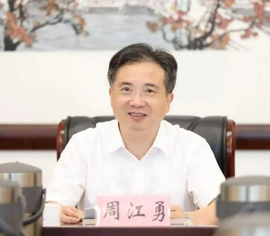 周江勇早年曾在余姚师范学校学习,当过鄞县姜山中学教师,校团委书记