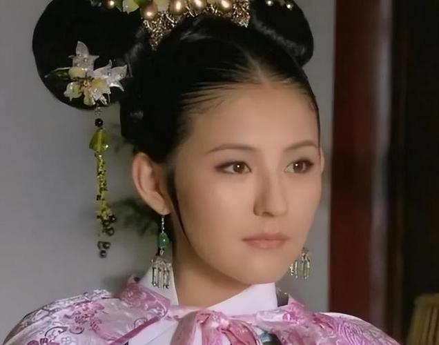 叶澜依原本是一个桀骜不驯的驯马女,后被皇上看中成为宁贵人,只不过