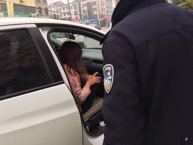 女子遭家暴赤脚开车逃出门 衣服上血迹斑斑