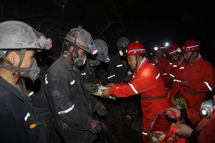 【慰问】鄂前旗总工会赴榆树井煤矿井下慰问一线职工