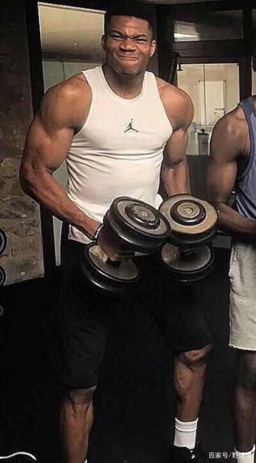 从无人知晓到2夺mvp!美媒晒字母哥身材变化,肌肉太恐怖了!