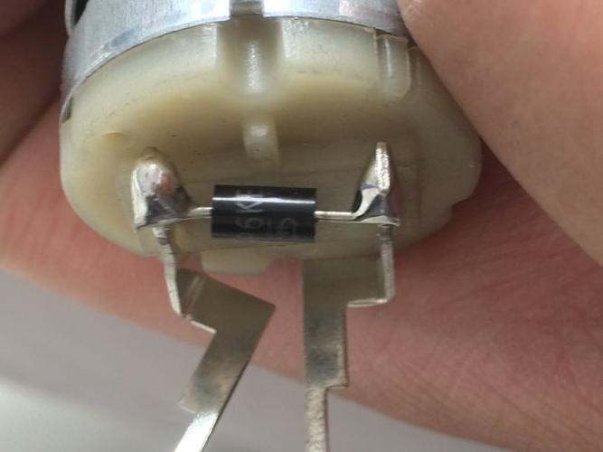 直流12v电动机后面正负极连了一个二极管是干什么的?