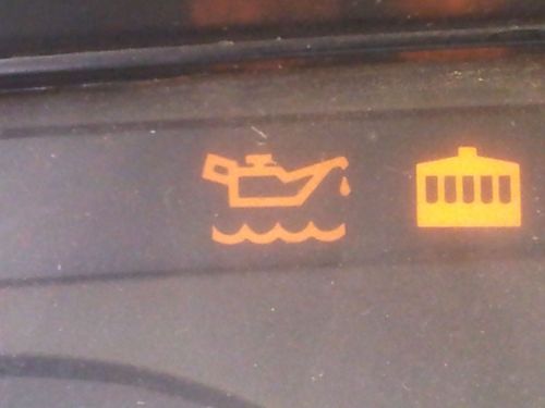 汽车仪表盘上的 警告信号灯