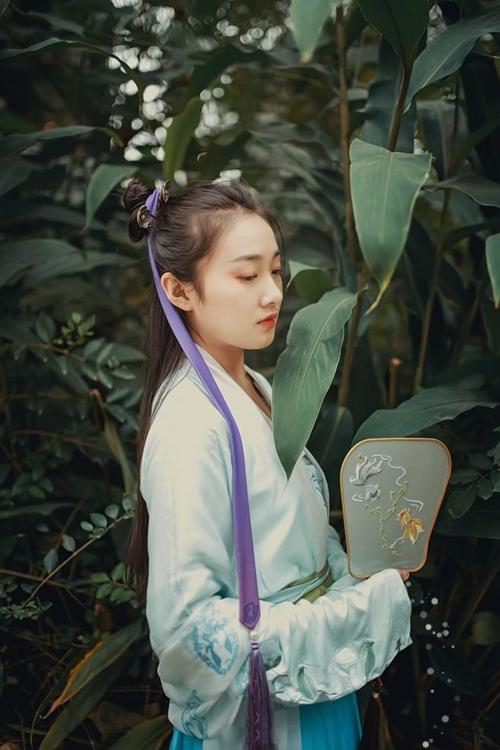 欲减罗衣寒未去,不卷珠帘,人在深深处.残杏枝头花几许